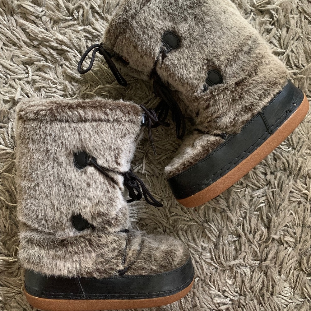 Women’s KAMIK  Moonlight boots, size 6. Eskimo styled with Faux fur (VEGAN)